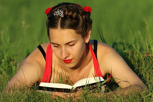 čtení v trávě